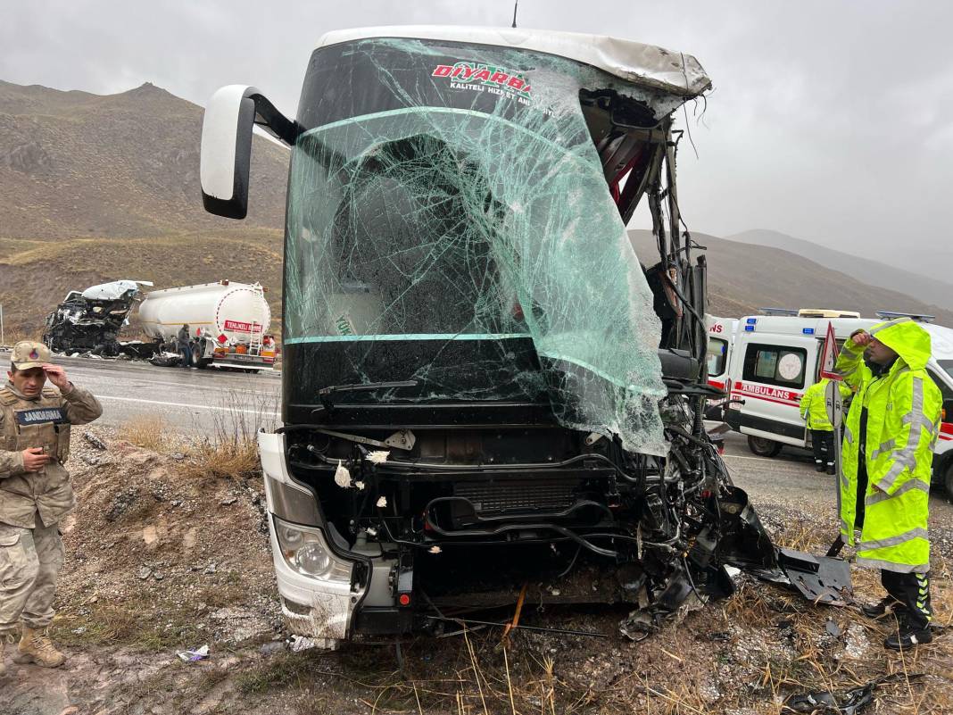 Tanker otobüsle çarpıştı! Ölü ve yaralılar var 1